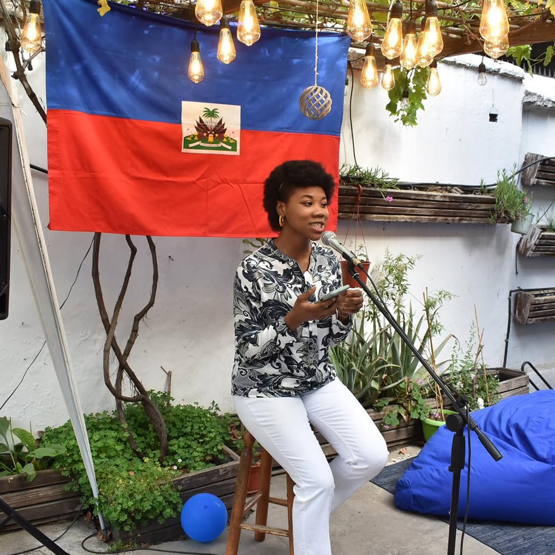 Mujer Haitiana leyendo un poema por el día de Haití